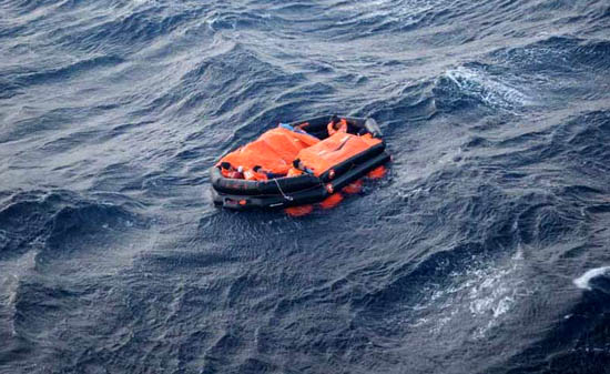 balsa-salvavidas-con-tripulantes