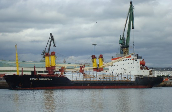 Carguero "IOGANN MAKHMASTAL" atracado en A Coruña