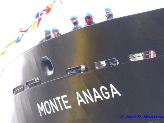 Trabajadores del astillero a bordo, preparados para la botadura.
